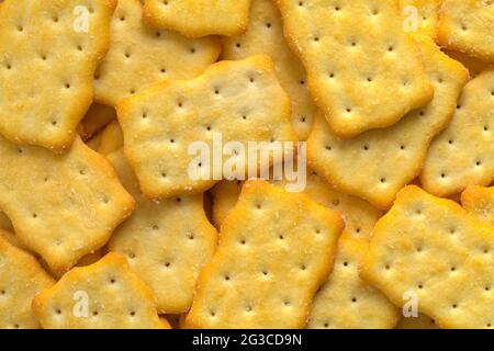 Chicken Crackers sfondo tagliato su bianco. Foto Stock