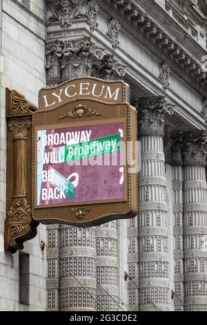 Lyceum Theatre con Broadway Returning message, 149 West 45th Street, New York, USA Foto Stock
