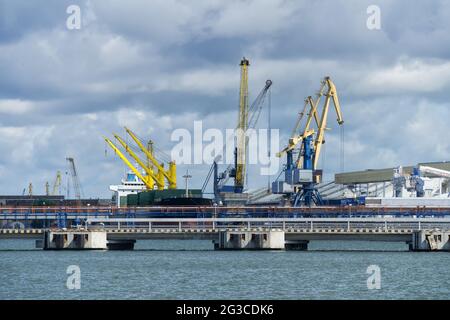 KLAIPEDA, LITUANIA, 10 LUGLIO 2016: Vista del terminal delle rinfuse nel porto marittimo di Klaipeda, Lituania, Europa. Foto Stock