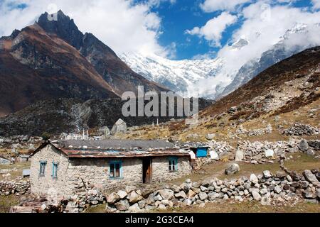Edificio nepalese nella valle di Langtang e picco di Langtang Foto Stock