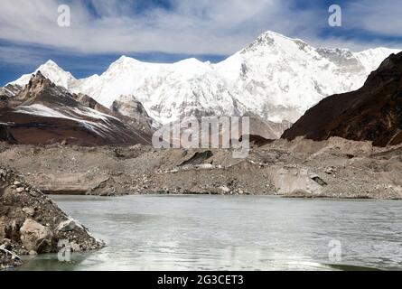 Vista del monte Cho Oyu e del lago sul ghiacciaio Ngozumba vicino al villaggio di Gokyo - Gokyo Trek, trekking al campo base di Cho Oyu e tre passi trekking, Gokyo valle, Sag Foto Stock