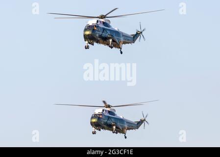 Coppia di elicotteri Sikorsky VH-3D di Marine Helicopter Squadron One (HMX-1) "Nighthawks" per la visita a Londra del presidente americano Joe Biden Foto Stock