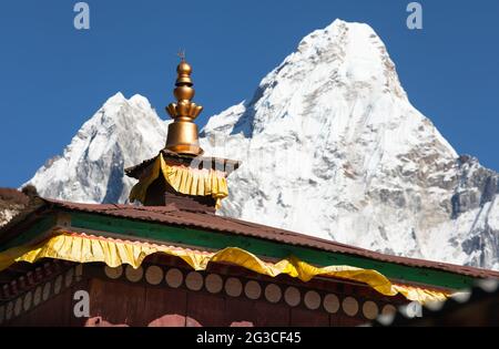 Tempio buddista - monastero di pangboche - dettaglio del tetto con il monte Ama Dablam - Nepal Foto Stock