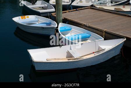 Barche a remi attraccate al molo di Dingy a York Harbour, Maine, USA Foto Stock