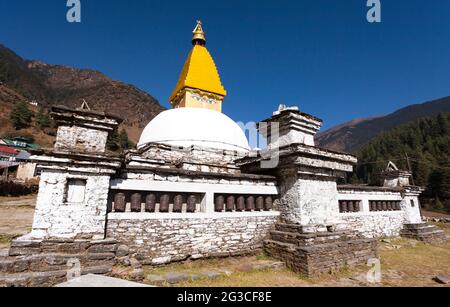 Stupa e le ruote di preghiera nel villaggio di Jombesi, via per il campo base Everest, Nepal Foto Stock