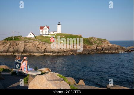 Due donne che si divertono una serata al Nubble Light a Cape Neddick (York), Maine, USA Foto Stock