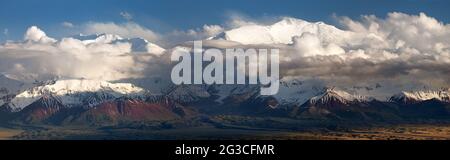 Vista panoramica del picco di Lenin dalla catena montuosa di Alay - Kirghizistan Monti Pamir - Kirghizistan e Tagikistan confine - Asia centrale 'tetto Del mondo' Foto Stock