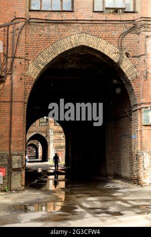 Mosca, Russia - 12 giugno 2021, il cortile con molte porte della centrale Electrozavod. Foto Stock