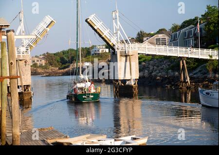 Il ponte pedonale aperto fa posto per una barca a vela a Perkins Cove, Ogunquit, Maine, Stati Uniti Foto Stock