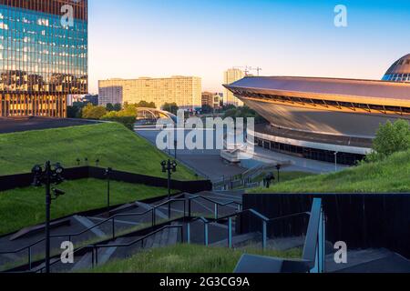 Katowice, Slesia, Polonia; 4 giugno 2021: Vista sulla Spodek Arena, Centro Congressi Internazionale e l'edificio degli uffici KTW; panorama della città sullo sfondo Foto Stock