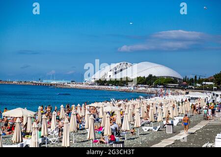 Sochi, Krasnodar Krai, Russia, 28 settembre 2019: Vista del faro decorativo dalla spiaggia di Adler in una giornata di sole. Foto Stock