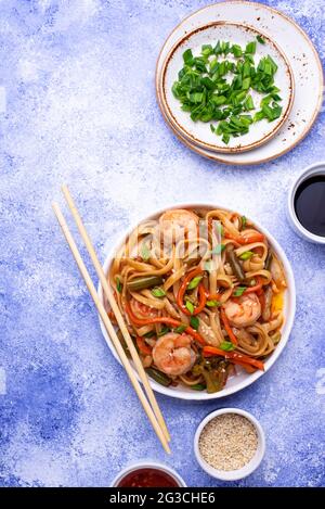 Wok con gamberi e verdure Foto Stock