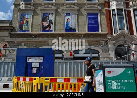 Whitechapel - Londra (UK), 15 giugno 2021: I lavori di costruzione proseguono sull'ingresso della stazione Whitechapel della linea Crossrail Elizabeth. Foto Stock