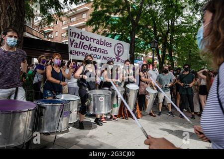 Madrid, Spagna. 15 giugno 2021. Donne che suonano la batteria durante la manifestazione.Rally in difesa di un murale femminista Vallecas dal VOX il partito politico di estrema destra vuole rimuoverlo. Un murale femminista situato su una facciata della scuola honduras nel quartiere di Vallecas Madrid, è un tributo a sei donne vicine di Villa de Vallecas, tre insegnanti e tre donne al capo delle associazioni di quartiere. Credit: SOPA Images Limited/Alamy Live News Foto Stock