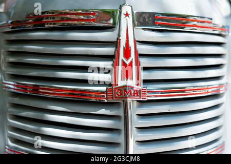 Emblema e logo ROSSO ZMA sul radiatore anteriore di una berlina 1951 MOSKVITCH 400-420. Foto Stock