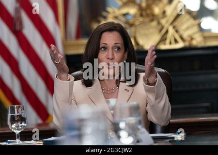 Kamala Harris, vicepresidente degli Stati Uniti, si è riunito per celebrare il nono anniversario della creazione di azione differita per gli Arrivi dell'Infanzia (DACA) nell'ufficio Ceremonial del Vice Presidente dell'Eisenhower Executive Office Building di Washington, ​DC, 15 giugno 2021. Credito: Chris Kleponis / Pool via CNP Foto Stock