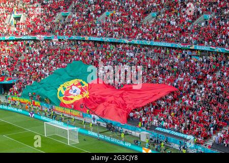 BUDAPEST, UNGHERIA - GIUGNO 15: I tifosi portoghesi festeggiano una vittoria dopo l'apertura della partita, mentre il Portogallo batte l'Ungheria (3:0) alla partita del Campionato UEFA Euro 2020 Gruppo F tra Ungheria e Portogallo il 15 giugno 2021 a Budapest, Ungheria. (Foto di MB Media) Foto Stock