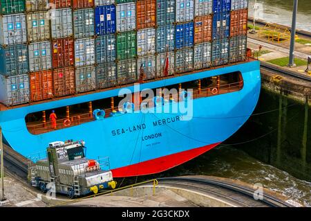 Enorme nave container nelle chiuse del canale Foto Stock