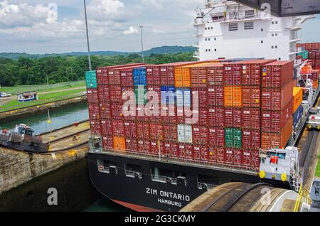 Panama canale Panamax container cargo nave transito Foto Stock