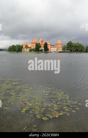 LITUANIA, CONTEA DI VILNIUS, TRAKAI - 03 LUGLIO 2018: Castello dell'isola di Trakai in Lituania Foto Stock