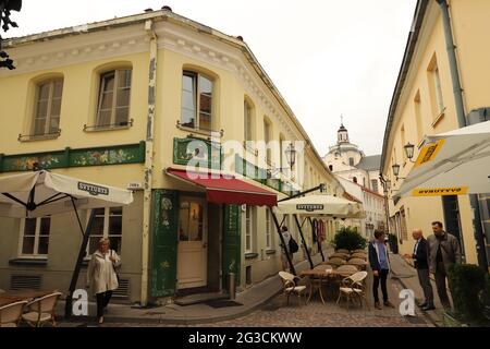 LITUANIA, VILNIUS, STIKLIU G. - 03 LUGLIO 2018: La pasticceria e panetteria ‘Poniu Laime’ si trova nelle strette vie di Vilnius Foto Stock