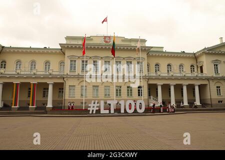 LITUANIA, VILNIUS - 03 LUGLIO 2018: LT100 di fronte al Palazzo Presidenziale di Vilnius Foto Stock