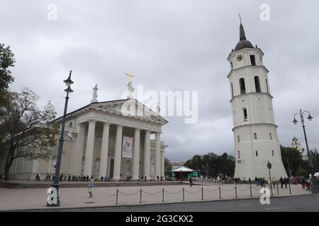 LITUANIA, VILNIUS - 03 LUGLIO 2018: Basilica Cattedrale di San Stanislao e San Ladislao con campanile a Vilnius Foto Stock