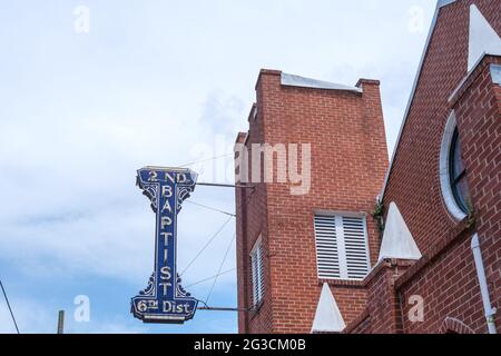 NEW ORLEANS, LA, Stati Uniti d'America - 28 MAGGIO 2021: Cartello e torre della seconda chiesa Battista nel quartiere Uptown Foto Stock