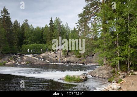 Ruskeala, Russia - 11 giugno 2021: Estate Karelian paesaggio con i turisti vicino alle cascate Ruskeala Foto Stock