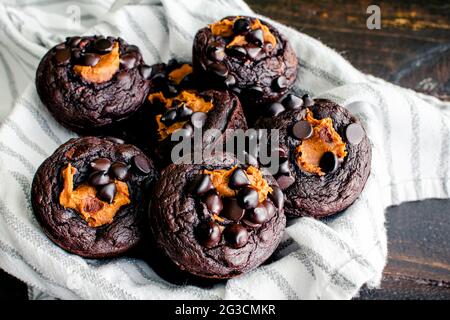 Muffin al cioccolato al burro di arachidi: Muffin dolci fatti con cioccolato fondente e burro di arachidi Foto Stock