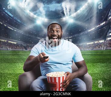 Viewer si trova al centro dello stadio seduto sulla sua poltrona Foto Stock