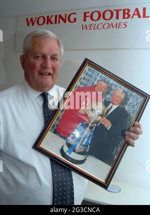 Geoff Chapple, direttore commerciale di Woking che questo fine settimana affronta Swindon nella fa Cup, fotografato con Sir Alex Ferguson. Dopo aver vinto il Trofeo fa con Kingstonians, Geoff è il manager di maggior successo nella storia non-campionato dopo aver fatto il primo round 12 volte e aver battuto sette club di campionato. PIC Mike Walker, 2009 Foto Stock