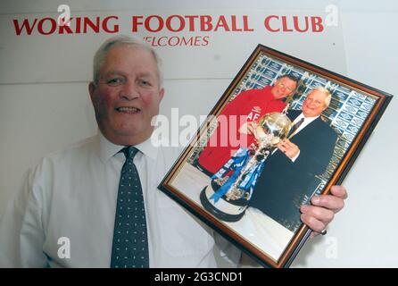 Geoff Chapple, direttore commerciale di Woking che questo fine settimana affronta Swindon nella fa Cup, fotografato con Sir Alex Ferguson. Dopo aver vinto il Trofeo fa con Kingstonians, Geoff è il manager di maggior successo nella storia non-campionato dopo aver fatto il primo round 12 volte e aver battuto sette club di campionato. PIC Mike Walker, 2009 Foto Stock