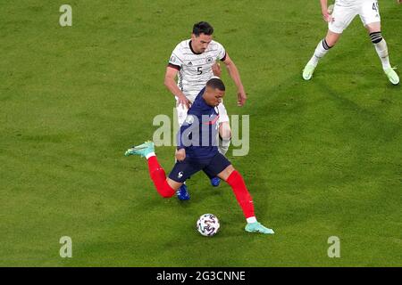 MONACO di BAVIERA, GERMANIA - 15 GIUGNO: Tappetini Hummels di Germania, Kylian Mbappe di Francia durante la partita UEFA Euro 2020 tra Francia e Germania all'Allianz Arena il 15 giugno 2021 a Monaco di Baviera, Germania (Foto di Andre Weening/Orange Pictures) Foto Stock