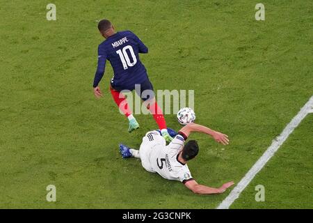 MONACO di BAVIERA, GERMANIA - 15 GIUGNO: Kylian Mbappe di Francia, Mats Hummels di Germania durante la partita UEFA Euro 2020 tra Francia e Germania all'Allianz Arena il 15 giugno 2021 a Monaco di Baviera, Germania (Foto di Andre Weening/Orange Pictures) Foto Stock