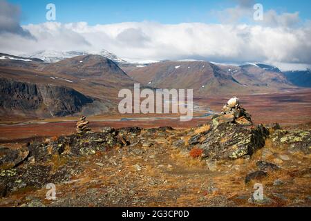 Kungsleden Trail, una scorciatoia tra il cottage Salka e Kebnekaise Mountain Station, Lapponia, Svezia, settembre 2020 Foto Stock