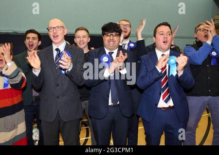 I sostenitori conservatori celebrano la vittoria del candidato del Vescovo Auckland Dehennna Davison e del candidato di Sedgefield Paul Howell al cou di voto Foto Stock