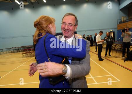 Il candidato conservatore al vescovo Auckland Dehenna Davison e il candidato a Sedgefield Paul Howell celebrano la vittoria al conteggio dei voti a Spennymoor, Cou Foto Stock