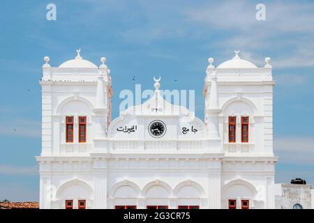 Architettura esterna della Moschea Meeran Jumma con cielo blu a Galle, Sri Lanka Foto Stock