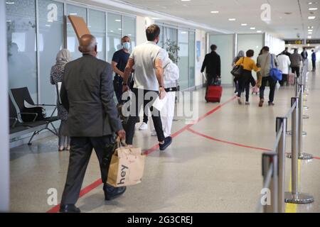 (210615) -- CASABLANCA (MAROCCO), 15 giugno 2021 (Xinhua) -- i viaggiatori sono visti all'aeroporto internazionale Mohammed V di Casablanca, Marocco, il 15 giugno 2021. Il Marocco ha allentato le restrizioni di frontiera e ha permesso ai passeggeri internazionali di entrare nel paese a partire da martedì prima della stagione turistica. (Ningbo) Foto Stock