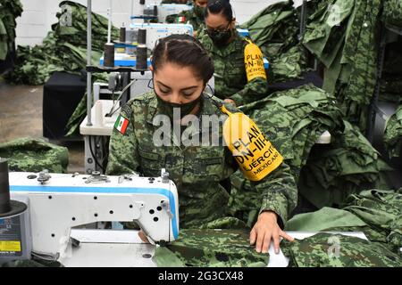 CITTÀ DEL MESSICO, MESSICO - GIUGNO 15: Un militare produce uniformi per i membri dell'esercito messicano presso la fabbrica di abbigliamento e attrezzature militari fondata a 1951. I lavoratori militari producono più di 3,000 uniformi al giorno, fabbricate con tessuto da loro fatto per uso esclusivo per l'esercito messicano. Il 15 giugno 2021 a Città del Messico, Messico Foto Stock