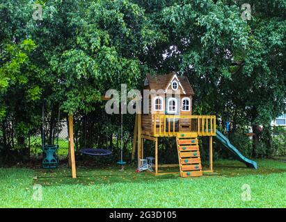 Set di altalene in legno per i bambini da giocare. Attività estiva Foto Stock