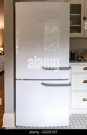 White Classic General Electric frigorifero e freezer in una cucina casalinga. Foto Stock