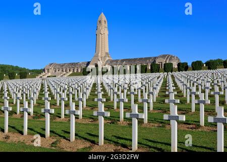 La prima guerra mondiale Douaumont Ossuary & Fleury-devant-Douaumont Necropoli Nazionale a Douaumont-Vaux (Mosa), Francia Foto Stock