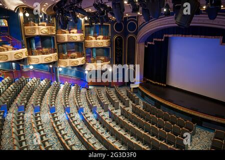 Il Royal Court Theatre a bordo della nave da crociera Cunard la MS Queen Elizabeth Foto Stock