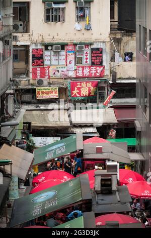 Bancarelle di cibo coperte in Stanley Street, nel centro, Isola di Hong Kong Foto Stock