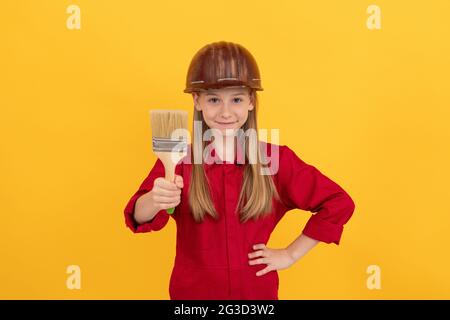 rinnovatore futuro. miglioramento. facendo riparazione di superficie. felice teen ragazza tenere pennello. Foto Stock