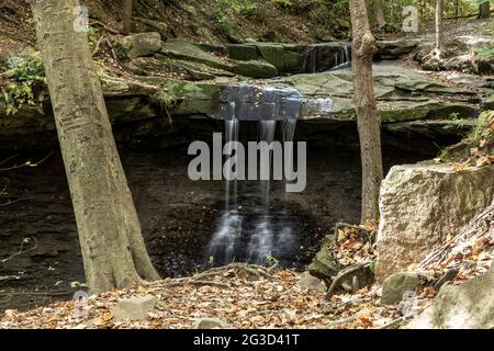 Le Blue Hen Falls si dividono in tre ruscelli mentre si precipita sulla scogliera Foto Stock