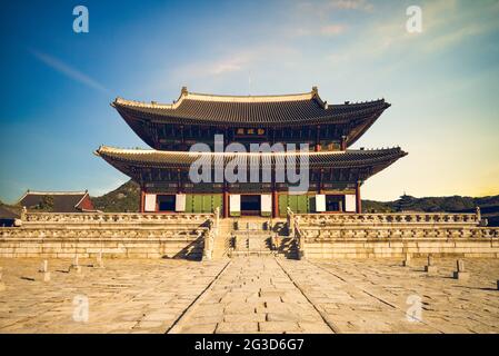 Geunjeongjeon, sala del trono principale di Gyeongbokgung a seoul, corea del Sud. Traduzione: Geunjeongjeon Foto Stock