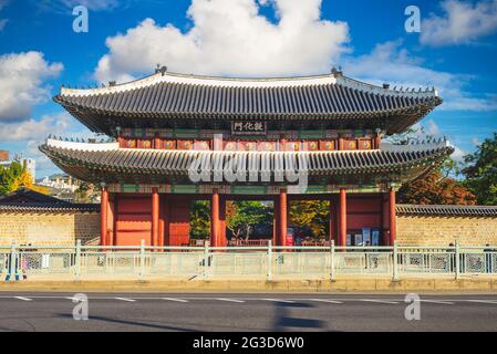 Donhwamun, porta principale del palazzo Changdeokgung di seoul nella corea del Sud. Traduzione: Donhwamun Foto Stock